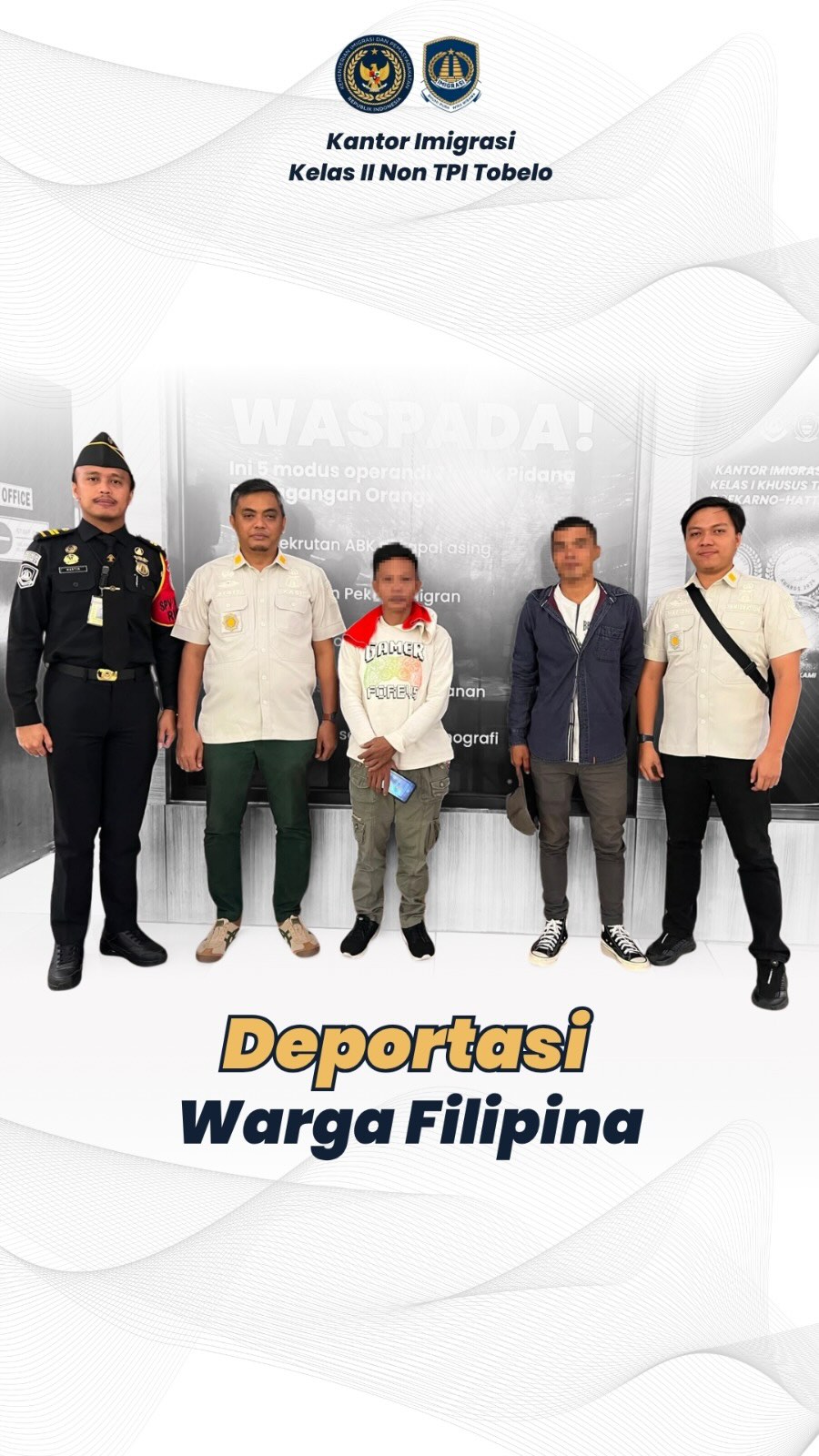 Dua Warga Negara Filipina Dideportasi, Bukti Keberhasilan Desa Binaan Imigrasi

Kantor Imigrasi Kelas II Non TPI Tobelo mendeportasi dua warga negara Filipina berinisial RMC dan MSC setelah keduanya diketahui memasuki wilayah Indonesia secara ilegal dan tidak memiliki dokumen keimigrasian yang sah.

Keberhasilan penindakan ini merupakan hasil sinergi antara Kantor Imigrasi Tobelo dan Pemerintah Desa Pelita sebagai Desa Binaan Imigrasi melalui Program PIMPASA (Pembinaan Masyarakat Sadar Keimigrasian). Informasi dari aparat desa dan masyarakat menjadi bukti meningkatnya kesadaran masyarakat dalam mendukung pengawasan orang asing.

Kepala Kantor Imigrasi Kelas II Non TPI Tobelo, Muhammad Fadhli, mengatakan, “Keberhasilan ini menunjukkan bahwa Program Desa Binaan Imigrasi di Desa Pelita telah berjalan efektif. Peran aktif pemerintah desa dan masyarakat melalui PIMPASA menjadi kunci dalam mendukung pengawasan keimigrasian, dan kami berharap keberhasilan ini dapat menjadi contoh bagi desa-desa lainnya.”